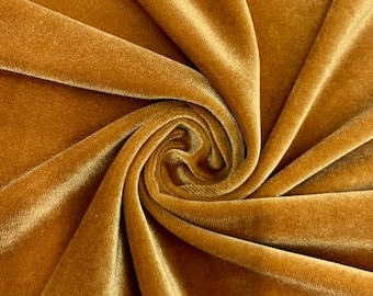 Peut inclure: Gros plan sur un tissu de velours doux brun doré avec un motif tourbillonnant et texturé.