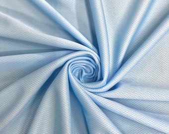 Tissu Mikaela bleu clair en polyester à mailles alvéolées pour le sport, vendu au mètre.