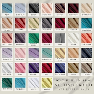 Può includere: Una tabella con 25 colori diversi di tessuto a rete. I colori sono disposti in una griglia di cinque righe e cinque colonne. I colori includono acquamarina, azzurro, nero, rosa cipria, marrone, bordeaux, champagne, champagne blush, corallo, crema, grigio scuro, rosso scuro, marrone scuro, turchese scuro, rosa polvere, melanzana, verde smeraldo, fucsia, grigio, avorio, corallo chiaro, lilla chiaro, rosa chiaro, lilla, verde menta, giallo senape, naturale, blu navy, bianco sporco, rosa, viola, rosso, blu reale, sabbia, verde acqua, turchese, bianco e giallo. Il testo "KATIE ENGLISH NETTING FABRIC NEW FABRICS DAILY" è in fondo alla tabella.