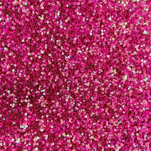 Könnte beinhalten: Nahaufnahme eines Stoffes mit einem Muster aus rosa und schimmernden Pailletten. Die Pailletten sind dicht gepackt und erzeugen einen schimmernden Effekt. Der Stoff hat eine glatte, samtige Textur.