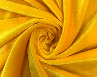 Peut inclure: Un gros plan sur un tissu jaune vif avec une texture douce et veloutée. Le tissu est plié et tordu, créant un motif tourbillonnant.