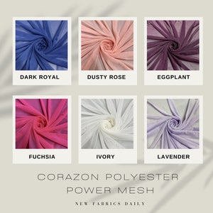 Pu&ograve; includere: Sei campioni di tessuto in rete di potenza di poliestere trasparente in diversi colori: blu reale scuro, rosa polveroso, melanzana, fucsia, avorio e lavanda. Il tessuto &egrave; disposto a spirale. Il testo "CORAZON POLYESTER POWER MESH" e "NEW FABRICS DAILY" si trova sotto i campioni.