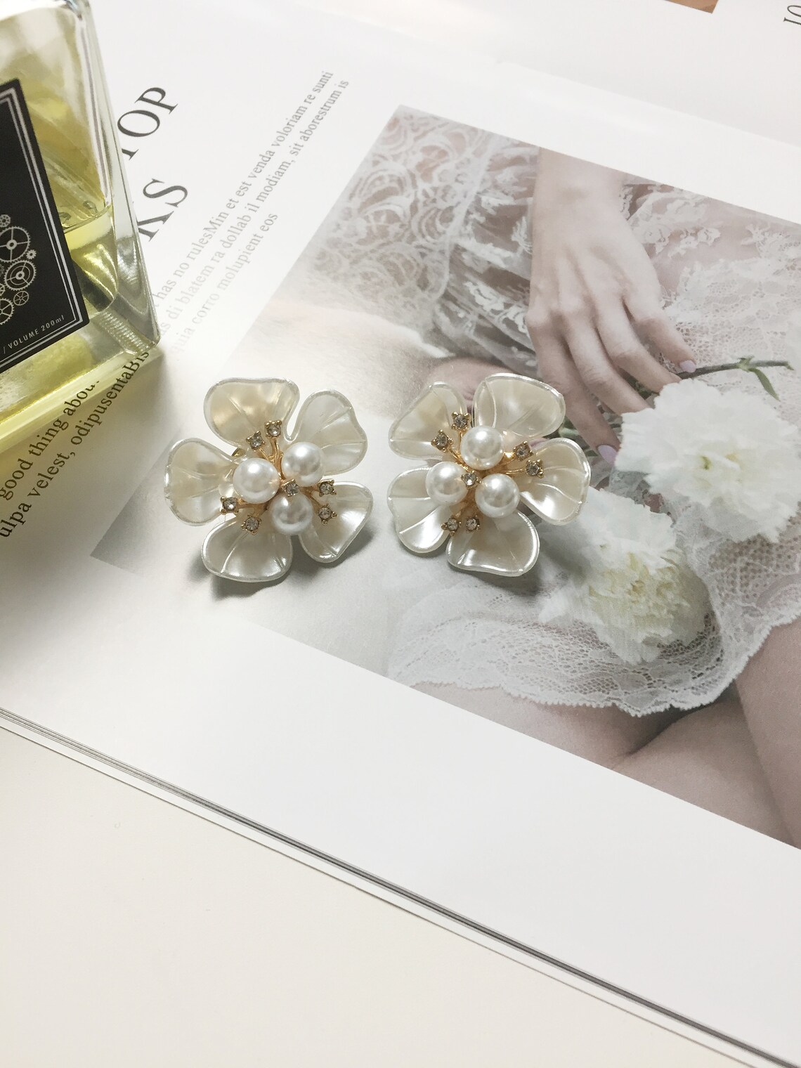 White Pearl Flower Earrings