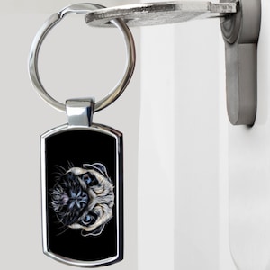 Porte-clés carlin avec art fractal. Motifs fauve et noir.