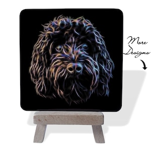 Könnte beinhalten: Ein Schwarzweiß-Digitaldruck eines Hundefaces. Der Hund hat ein flauschiges, lockiges Fell und schaut direkt auf den Betrachter. Der Druck ist auf einem kleinen Holzstaffelei.