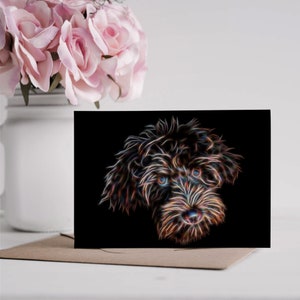 Cartão de saudação Labradoodle castanho chocolate com impressionante design de arte Fractal. Em branco dentro para aniversários ou qualquer outra ocasião