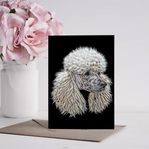 Biglietto d'auguri con barboncino bianco con splendido design frattale. Interno vuoto per compleanni o qualsiasi altra occasione