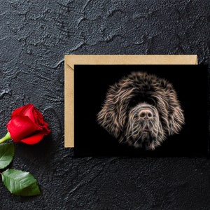 Chocoladebruine Newfoundland wenskaart met prachtig Fractal Art Design. Blanco binnenkant voor verjaardagen of een andere gelegenheid
