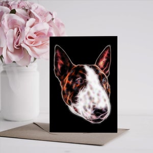 Carte de voeux de bull terrier anglais avec un superbe design artistique fractal. Intérieur vierge pour les anniversaires ou toute autre occasion