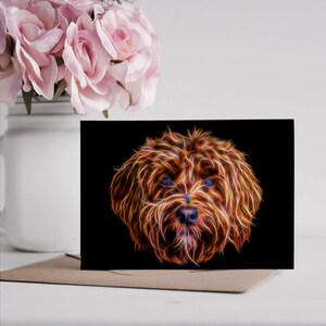 Biglietto d'auguri con labradoodle rosso con splendido design frattale. Interno vuoto per compleanni o qualsiasi altra occasione