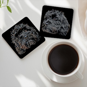 Posavasos Cavapoo negros con un impresionante diseño de arte fractal.