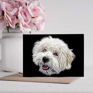 Biglietto d'auguri Coton De Tulear con splendido disegno di arte frattale. Interno vuoto per compleanni o qualsiasi altra occasione