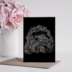 Carte de voeux Cavapoo noire avec un superbe design artistique fractal. Intérieur vierge pour les anniversaires ou toute autre occasion