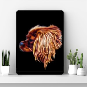 Könnte beinhalten: Ein digitaler Kunstdruck eines Cavalier King Charles Spaniel Hundes mit einem feurigen orange-gelben Farbschema vor schwarzem Hintergrund.