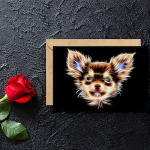Carte de vœux Chihuahua aux cheveux longs au chocolat et au bronzage avec un design d’art fractal époustouflant. Vierge à l’intérieur pour les anniversaires ou toute autre occasion