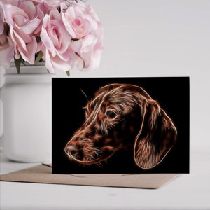 Carte de voeux teckel au chocolat avec un superbe design artistique fractal. Intérieur vierge pour les anniversaires ou toute autre occasion
