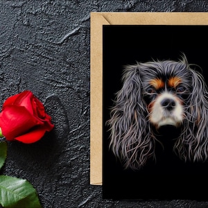 Carte de vœux Tri Colour Cavalier King Charles Spaniel avec un design d’art fractal époustouflant. Vierge à l’intérieur pour les anniversaires ou toute autre occasion