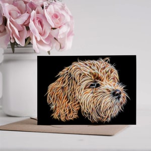 Biglietto d'auguri Cavapoo all'albicocca con splendido design frattale. Interno vuoto per compleanni o qualsiasi altra occasione