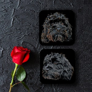 Schwarze Cavapoo Untersetzer, 2er Set, mit atemberaubendem Fractal Art Design.
