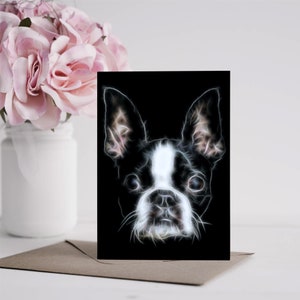 Biglietto d'auguri per Boston Terrier con splendido design frattale. Interno vuoto per compleanni o qualsiasi altra occasione
