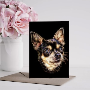 Cartão de Saudação de Chihuahua de Chocolate e Tan com Design Impressionante de Arte Fractal. Em branco dentro para aniversários ou qualquer outra ocasião