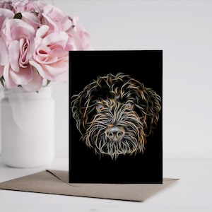 Biglietto d'auguri con labradoodle nero con splendido disegno di arte frattale. Interno vuoto per compleanni o qualsiasi altra occasione