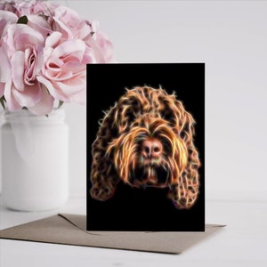 Biglietto d'auguri Cockapoo color cioccolato con splendido design frattale. Interno vuoto per compleanni o qualsiasi altra occasione