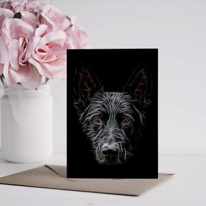 Carte de voeux noire de berger allemand avec un superbe design artistique fractal. Intérieur vierge pour les anniversaires ou toute autre occasion