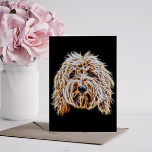 Carte de voeux Labradoodle dorée avec un superbe design artistique fractal. Intérieur vierge pour les anniversaires ou toute autre occasion