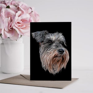 Cartão de felicitações do Schnauzer de sal e pimenta com impressionante design de arte fractal. Em branco dentro para aniversários ou qualquer outra ocasião