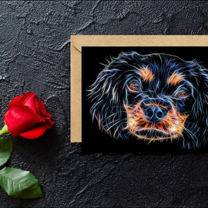 Carte de vœux d’épagneul Cavalier King Charles noire et bronzée avec un design d’art fractal époustouflant. Vierge à l’intérieur pour les anniversaires ou toute autre occasion