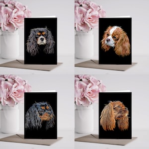Arrogante King Charles Spaniel wenskaart met prachtig Fractal Art Design. Ruby, Black and Tan, Blenheim en Tri-kleur. Blanco binnenkant