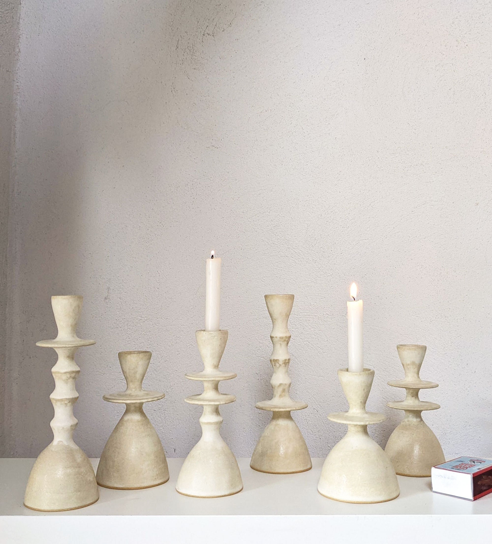 Prêt à Expédier Ensemble de 6 Bougeoirs Différentes Tailles avec Glaçure Crème/Os Mat en Détresse