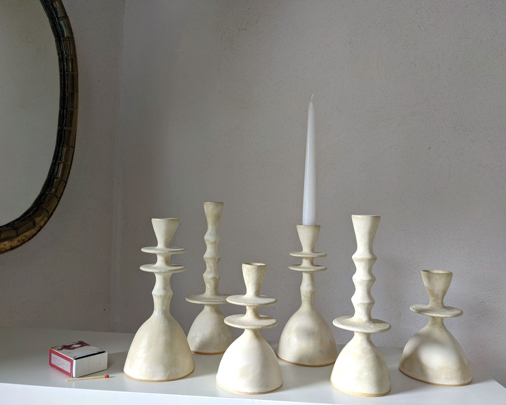 Fabriqué sur Commande, Ensemble de 6 Bougeoirs Différentes Tailles avec Glaçure Mate Crème/Os en Dét