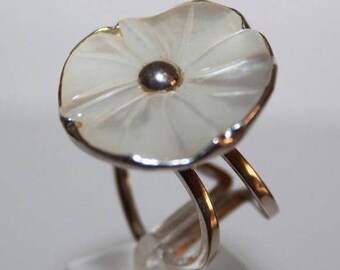 925 Peruvian silver ring with "mother of pearl"  flower