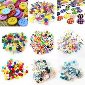 Puede incluir: Surtido de botones de plástico de colores en varias formas y tamaños. Los botones están dispuestos en diez grupos, cada uno con un diseño diferente. Los diseños incluyen colores sólidos, lunares, rayas y patrones geométricos.