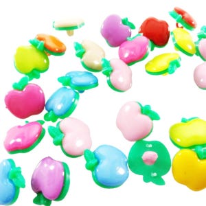Può includere: Una collezione di abbellimenti colorati a forma di mela, in varie tonalità di rosa, rosso, giallo, blu e verde. Ogni mela ha un gambo e una foglia verdi. Gli abbellimenti sono sparsi su uno sfondo bianco.