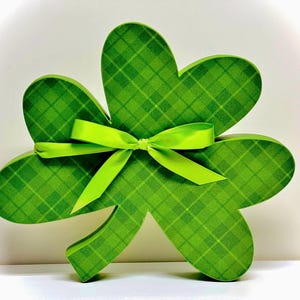 Large Shamrock: St. Patrick&#39;s Day Pine Decoration (9 inch)
