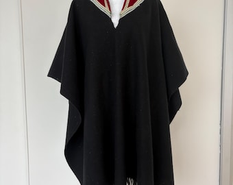 Capa vintage de lana negra de los años 60 con canesú de terciopelo rojo y bajo con flecos, estilo mod boho, poncho, talla única.
