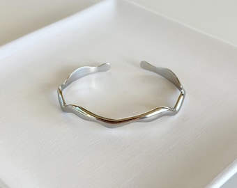 The Wavy Bangle | Silver