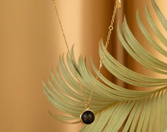Minimalist gold-plated necklace with 12 mm black amber pendant – AUREA DARK