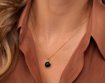 Minimalist gold-plated necklace with 12 mm black amber pendant – AUREA DARK