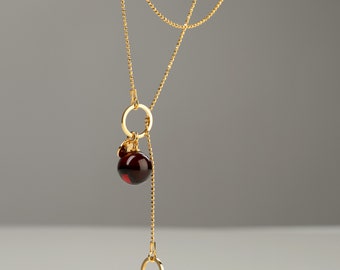 Collier lariat délicat en or avec charme de pierres précieuses rouge foncé, collier de chaîne en or réglable, pendentif en pierre baltique, pendentif en pierre rouge