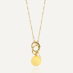 close view of lemon amber pendant 14 mm in 24k gold vermeil