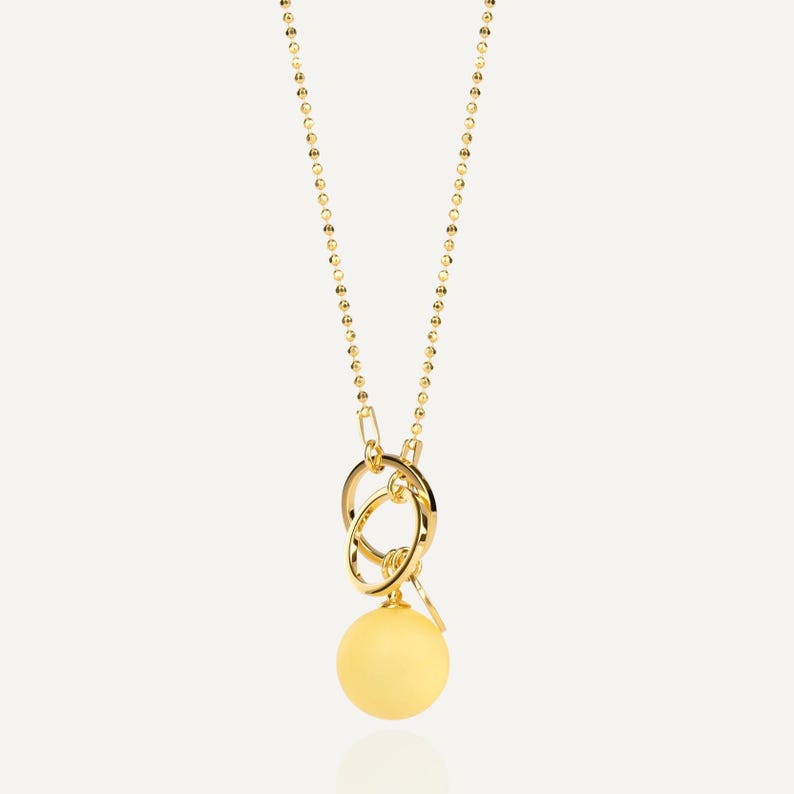 close view of lemon amber pendant 14 mm in 24k gold vermeil