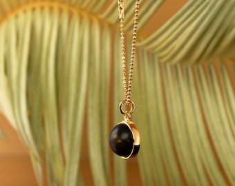 Minimalist gold-plated necklace with 12 mm black amber pendant – AUREA DARK