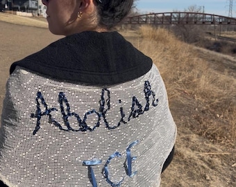 Bufanda triangular "Abolir el ICE" / Bufanda de protesta bordada a mano / Ropa abolicionista / Chal activista / Bufanda llamativa