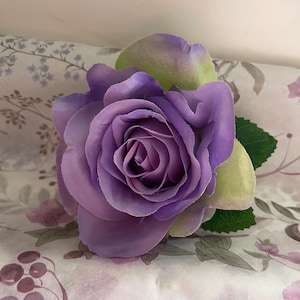 Pinza para el cabello con flor de rosa en tonos lila / Pasador de rosa morada / Broche floral multiusos para bodas, graduaciones y uso diario.