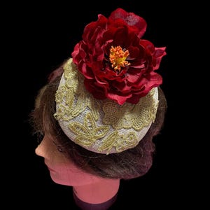 Fascinator dorato fatto a mano - Elegante accessorio per capelli per occasioni speciali