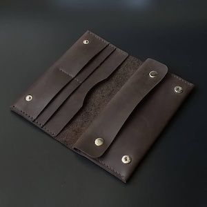 Cartera de piel auténtica, superficie mate, cosida a mano.